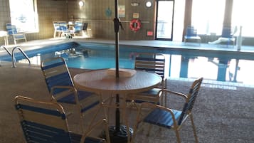 Una piscina cubierta (de 06:00 a 00:00), tumbonas