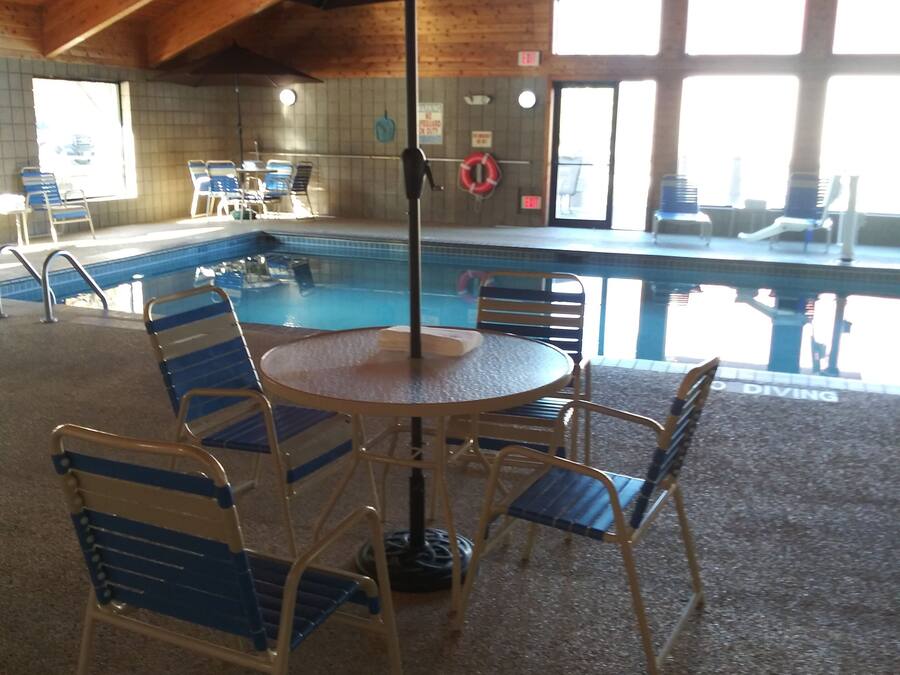 Piscina interna, funciona das 6h às meia-noite, espreguiçadeiras