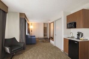 Suite, 2 grands lits (with Additional Living Area) | 1 chambre, literie de qualité, couette en duvet