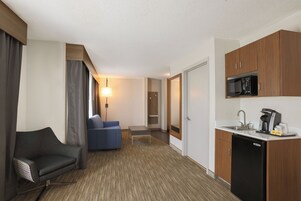 Suite, 2 camas de matrimonio (with Additional Living Area) | Ropa de cama de alta calidad y edredones de plumas