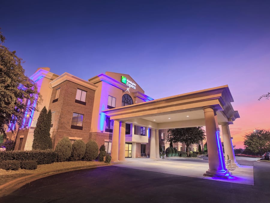 Un hotel Holiday Inn Express con entrada cubierta y fachada de ladrillo.