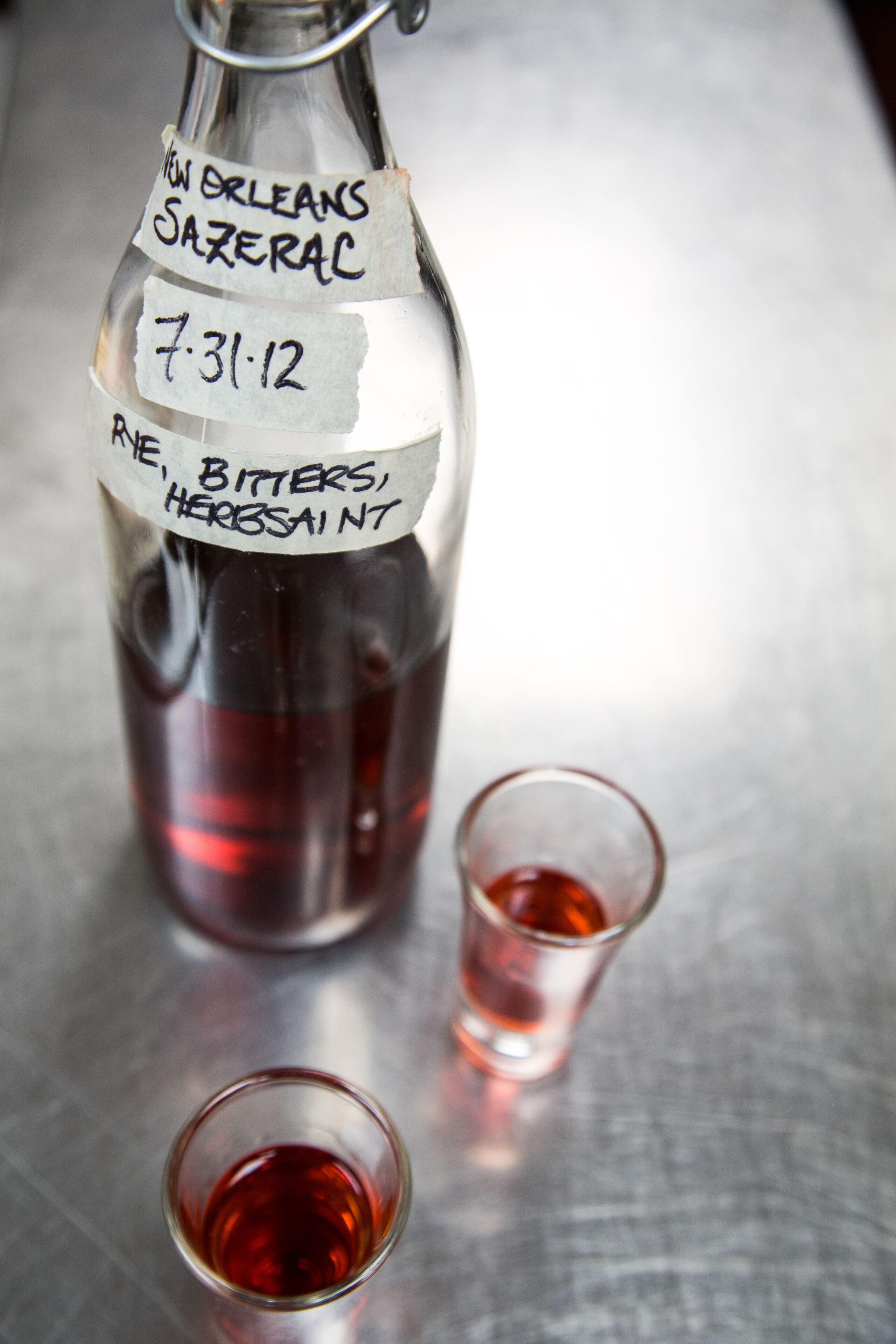 Een fles New Orleans Sazerac met een shotglas ernaast.
