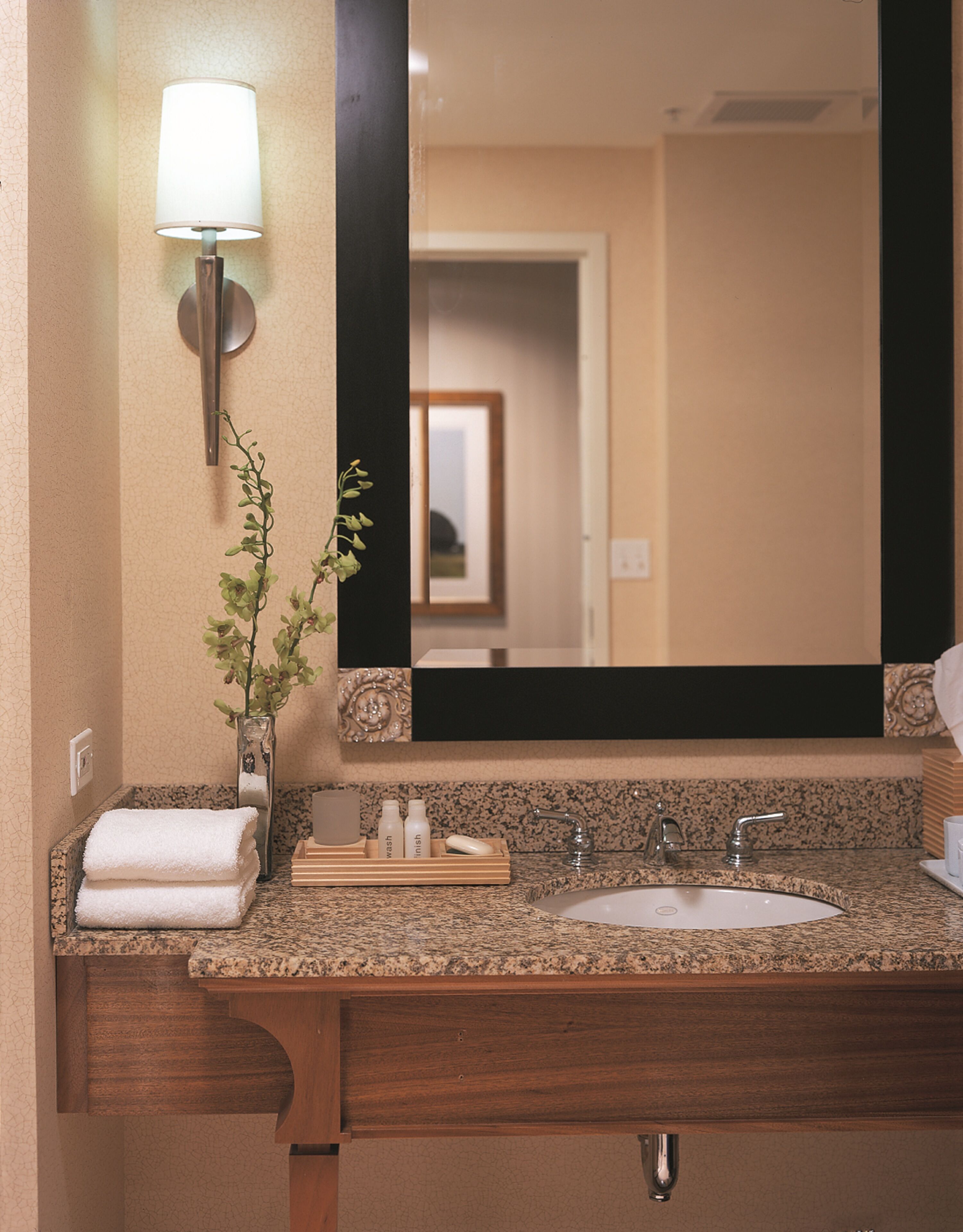 combined shower/bathtub, hydromassage showerhead, designer toiletries