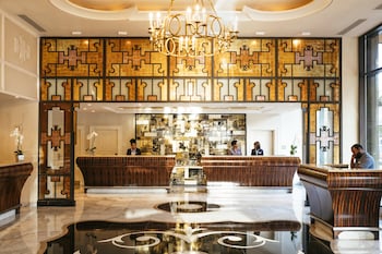 Hotel entrance and lobby at Loews New Orleans Hotel