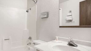 Un baño con bañera, lavamanos e inodoro.