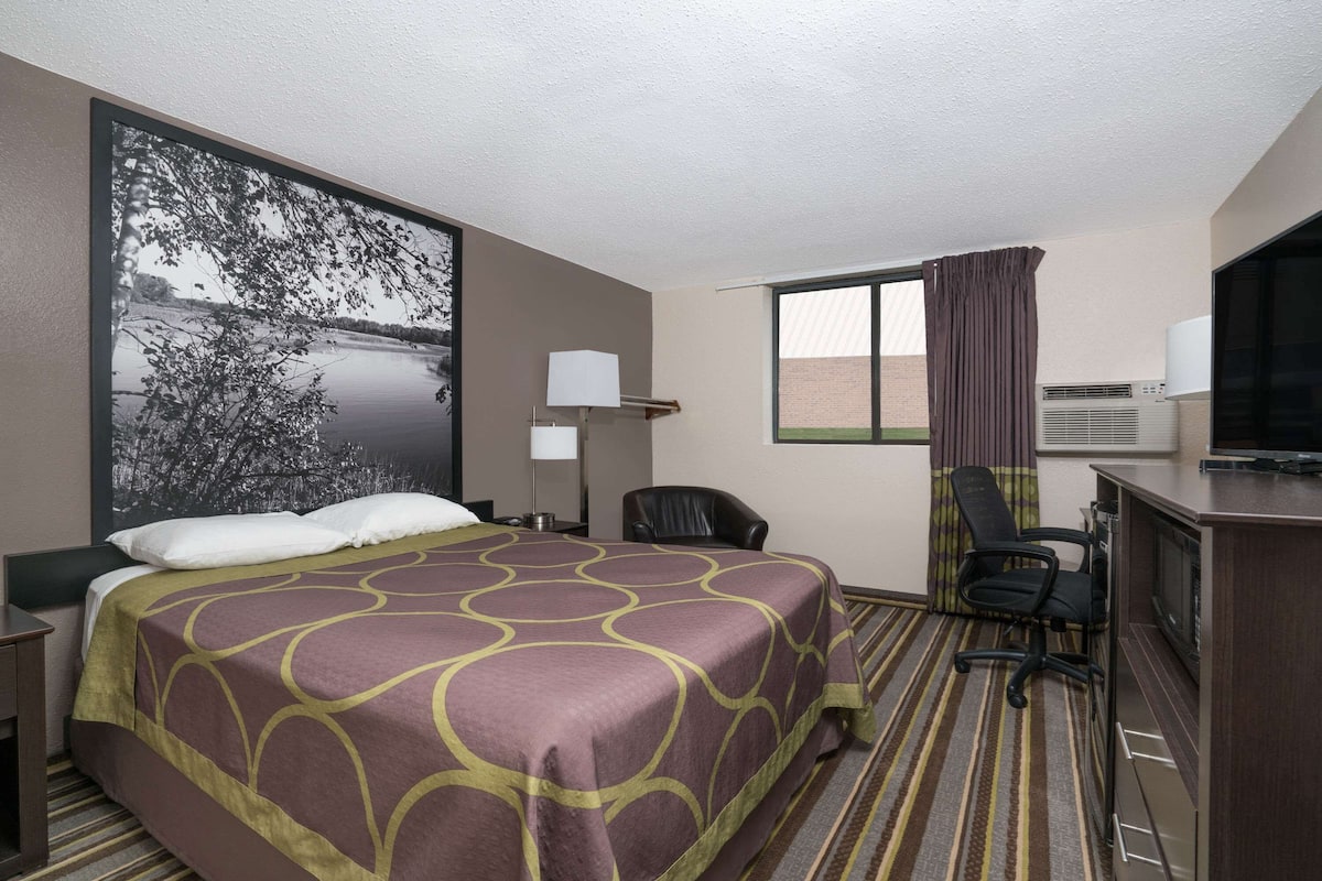 Desk, free cots/infant beds, free WiFi, bed sheets