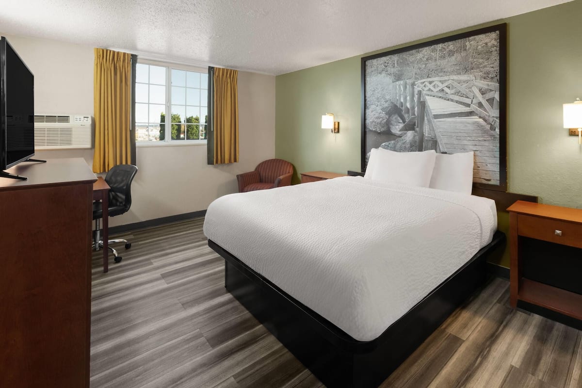 Individuell inredning, unika möbler, skrivbord och arbetsyta för laptop