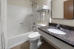 Habitación, 2 camas de matrimonio, fumadores | Baño | Ducha y bañera combinadas y artículos de higiene personal gratuitos