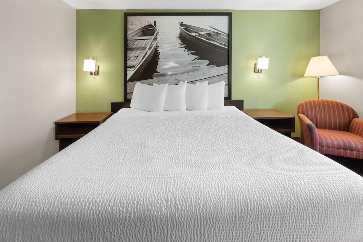 Individuell inredning, unika möbler, skrivbord och arbetsyta för laptop