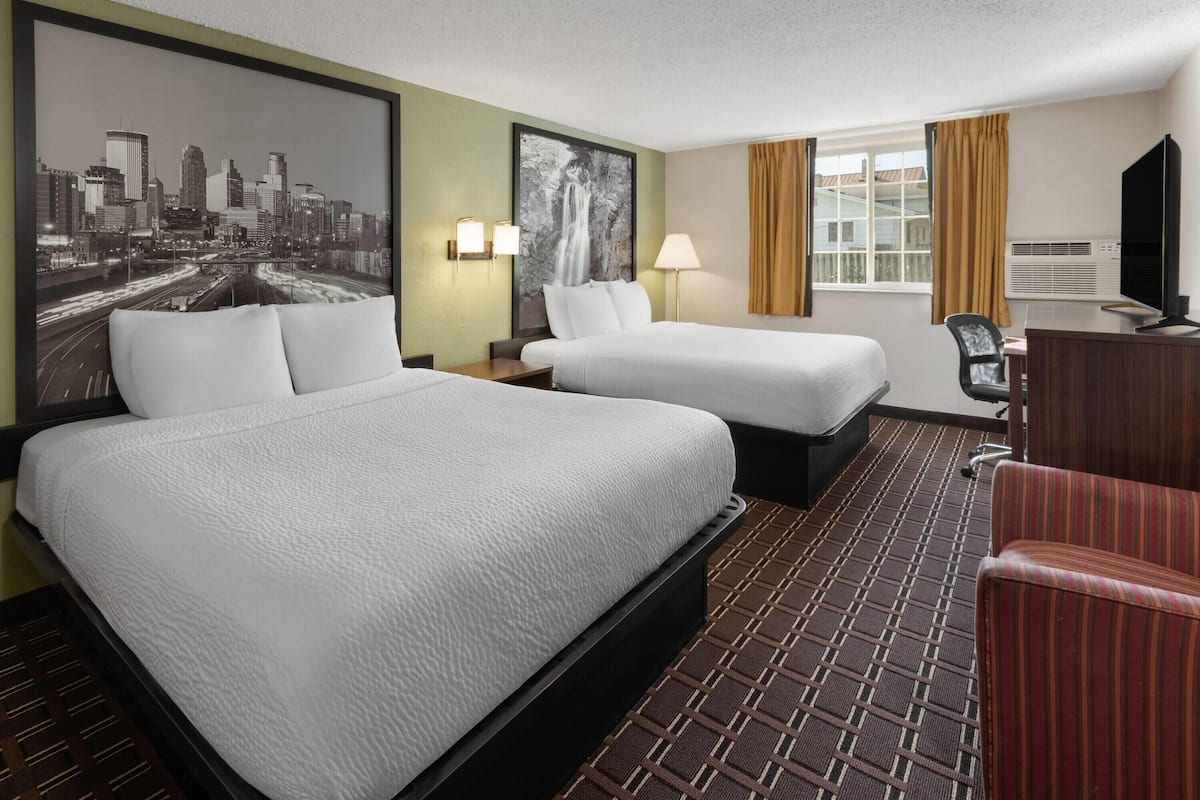 Standardrum - 2 queensize-sängar | Individuell inredning, unika möbler, skrivbord och arbetsyta för laptop