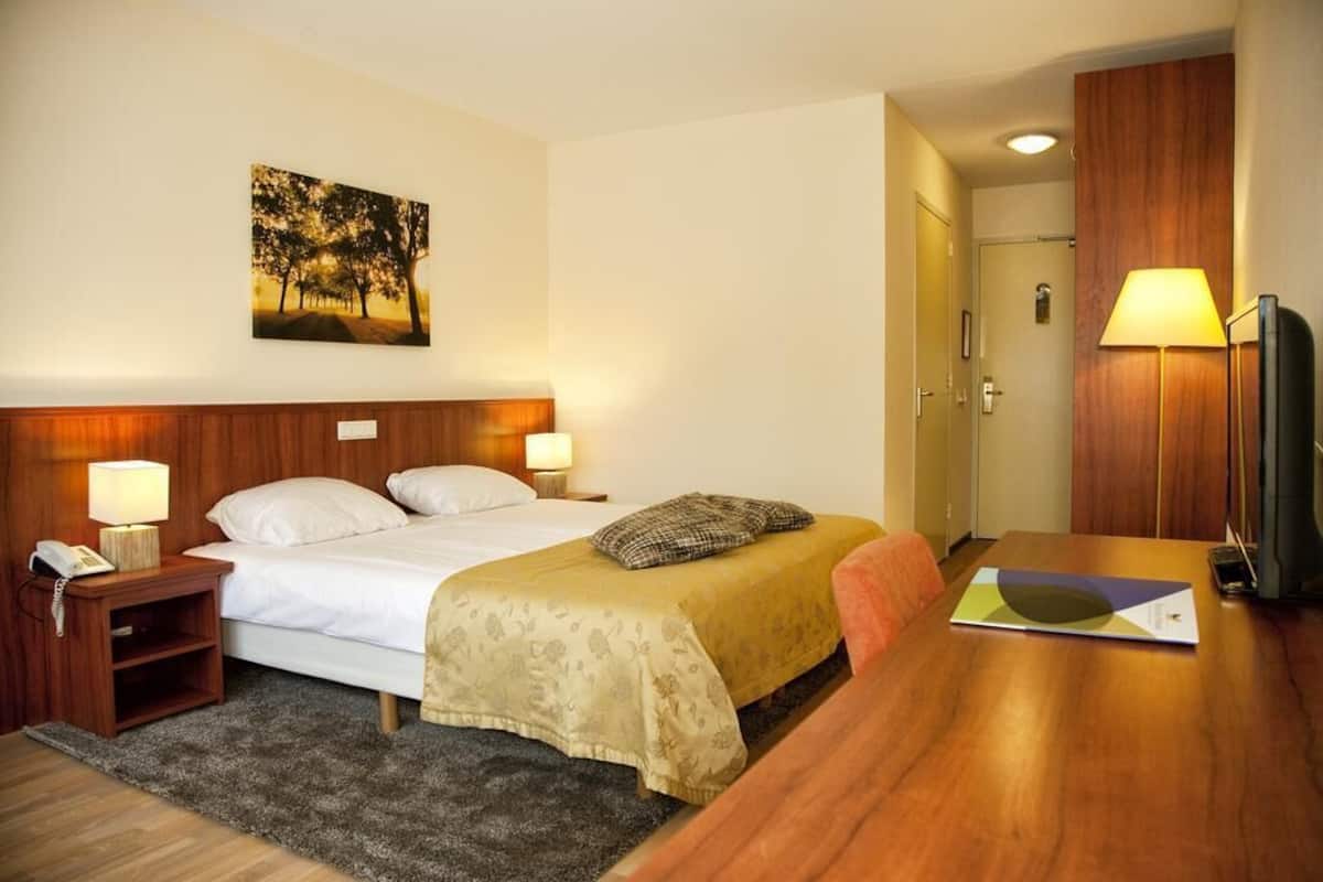 Comfort Room | Minibar, in-room safe, desk, free WiFi