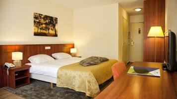Habitación Confort | Minibar, caja de seguridad en la habitación, escritorio y wifi gratis
