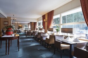 Lunch and dinner served, international cuisine