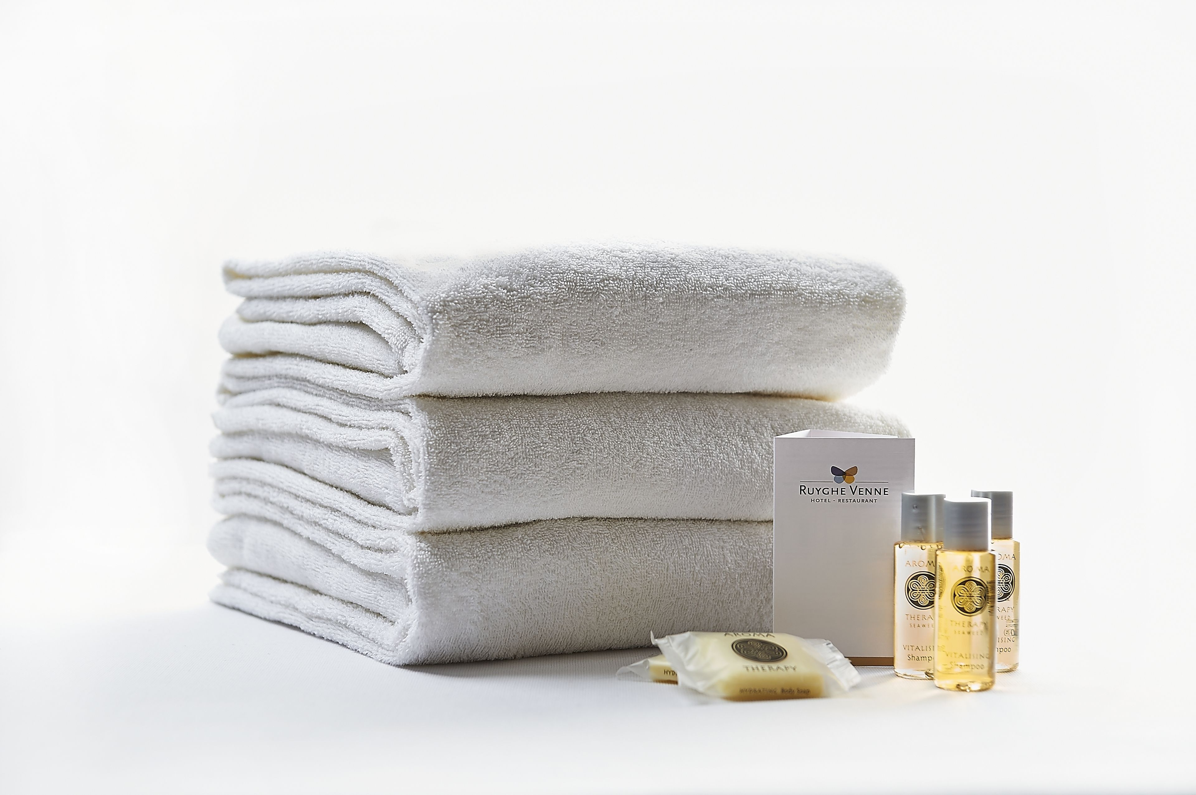 combined shower/bathtub, free toiletries, hair dryer