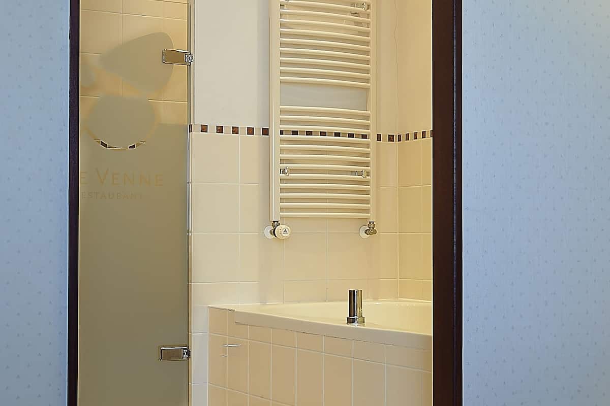 combined shower/bathtub, free toiletries, hair dryer