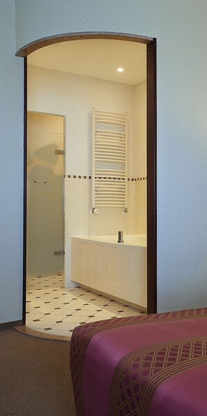Combined shower/tub, free toiletries, hair dryer