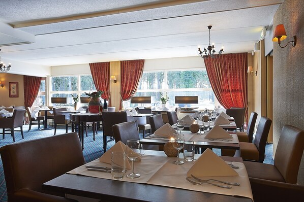 Lunch and dinner served, international cuisine