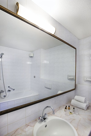 Een bad/douchecombinatie, gratis toiletartikelen, een haardroger