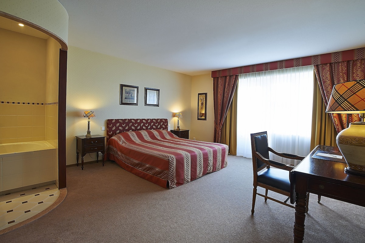Minibar, in-room safe, desk, free WiFi
