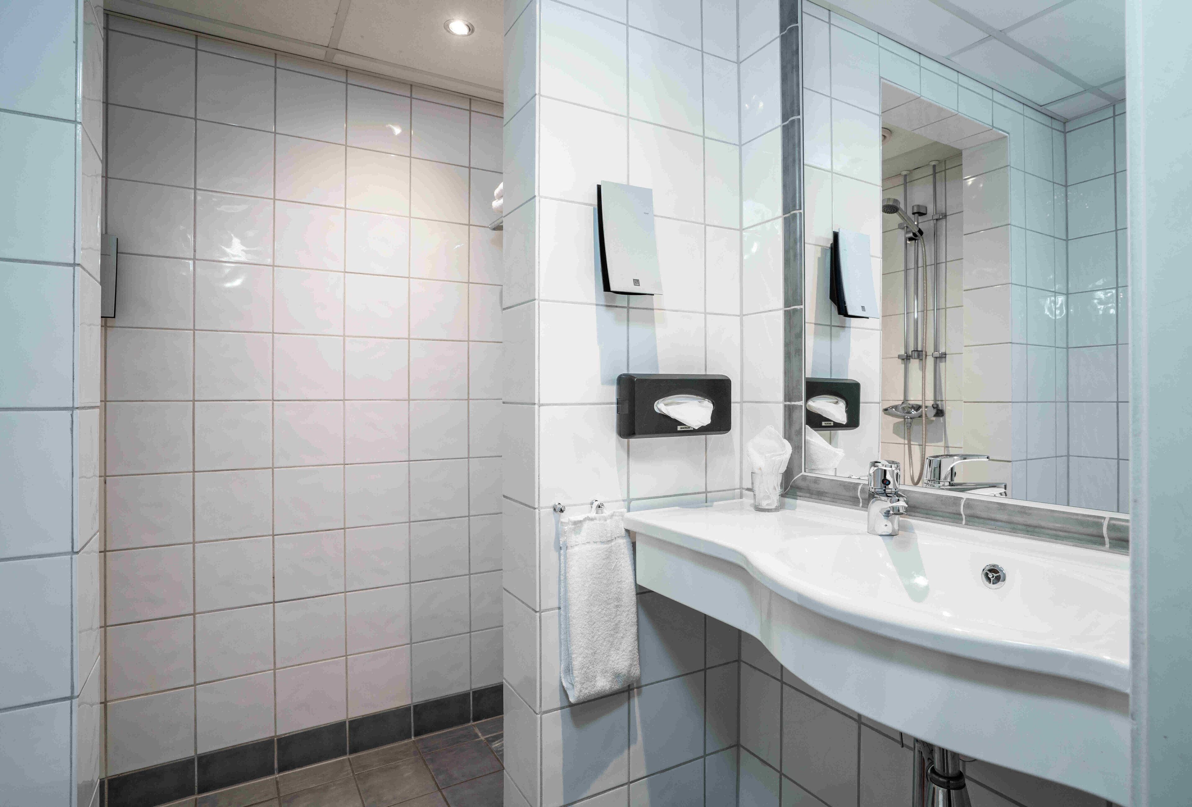 standard single room, non smoking | bathroom | shower, free toiletries, hair dryer, towels