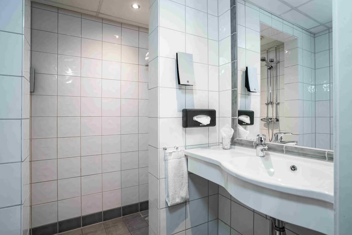 standard single room, non smoking | bathroom | shower, free toiletries, hair dryer, towels