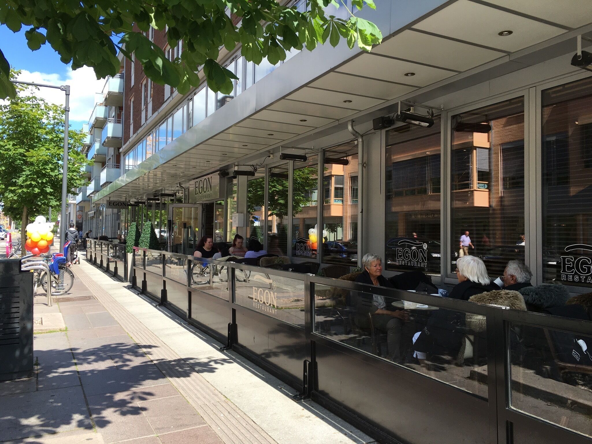 breakfast, lunch, dinner served; international cuisine