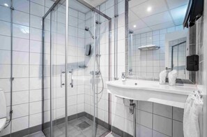 Ducha, artículos de higiene personal gratuitos y secador de pelo