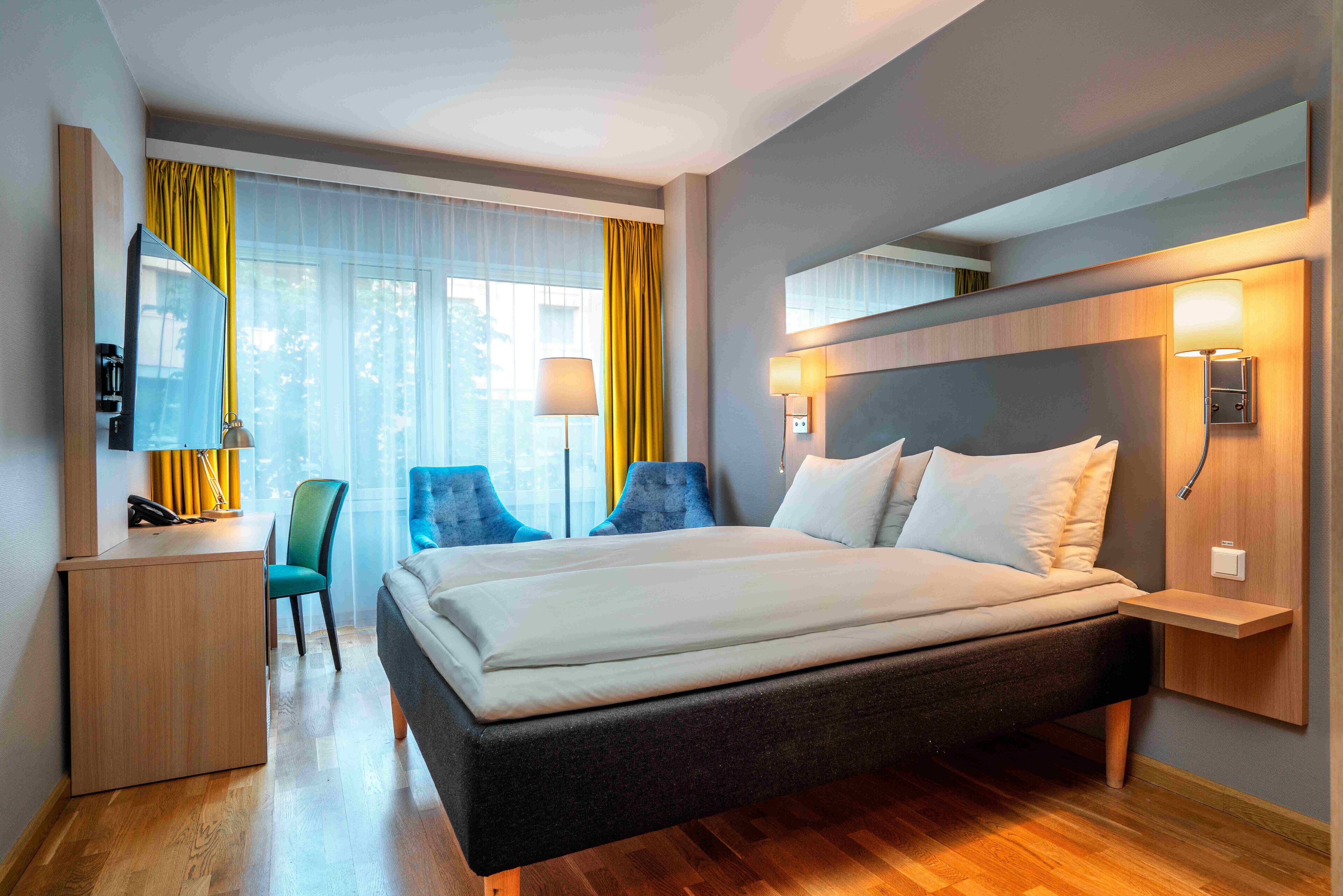 standard double room, non smoking | pillow-top beds, minibar, in-room safe, desk