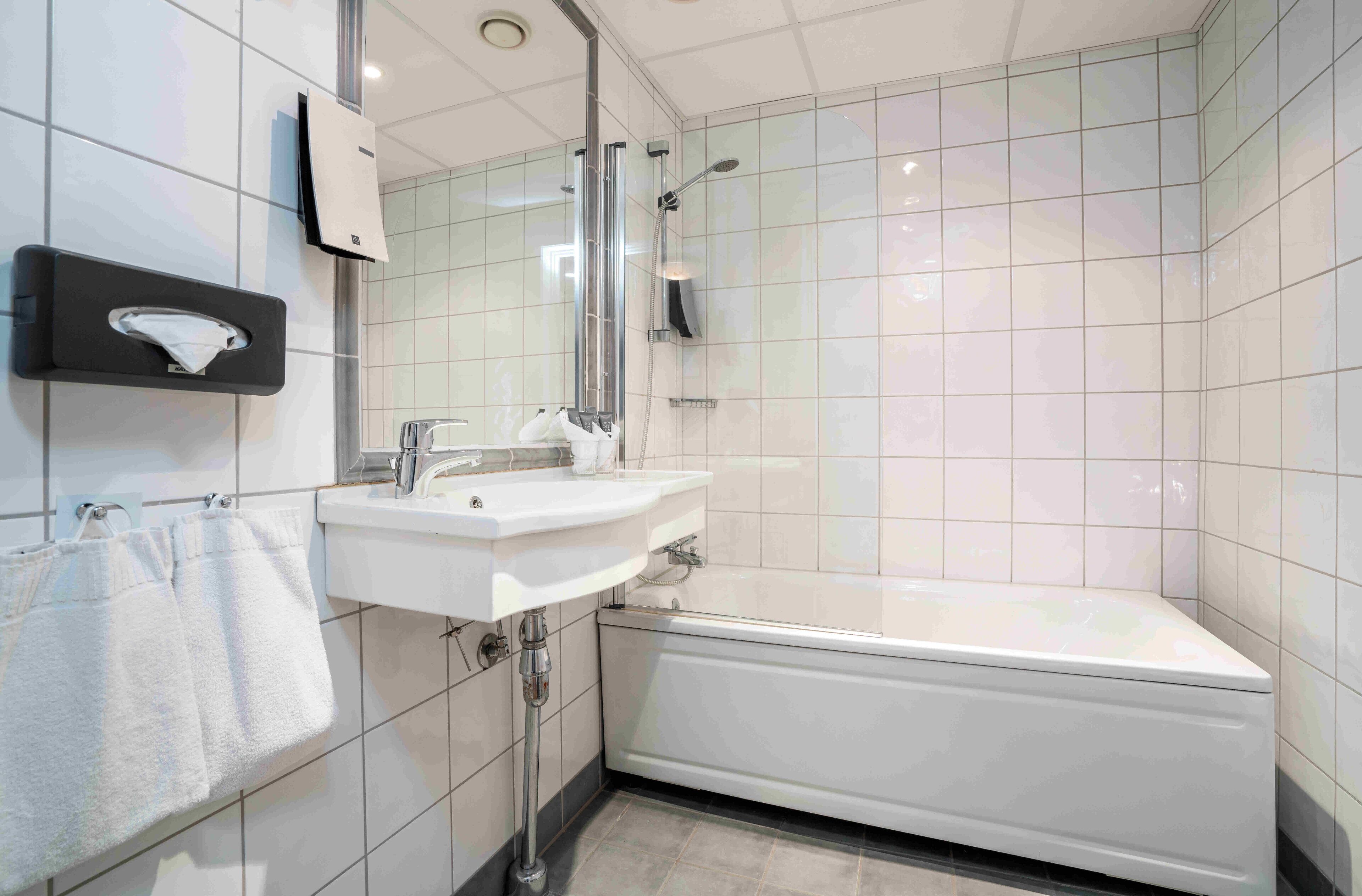 superior room, non smoking | bathroom | shower, free toiletries, hair dryer, towels