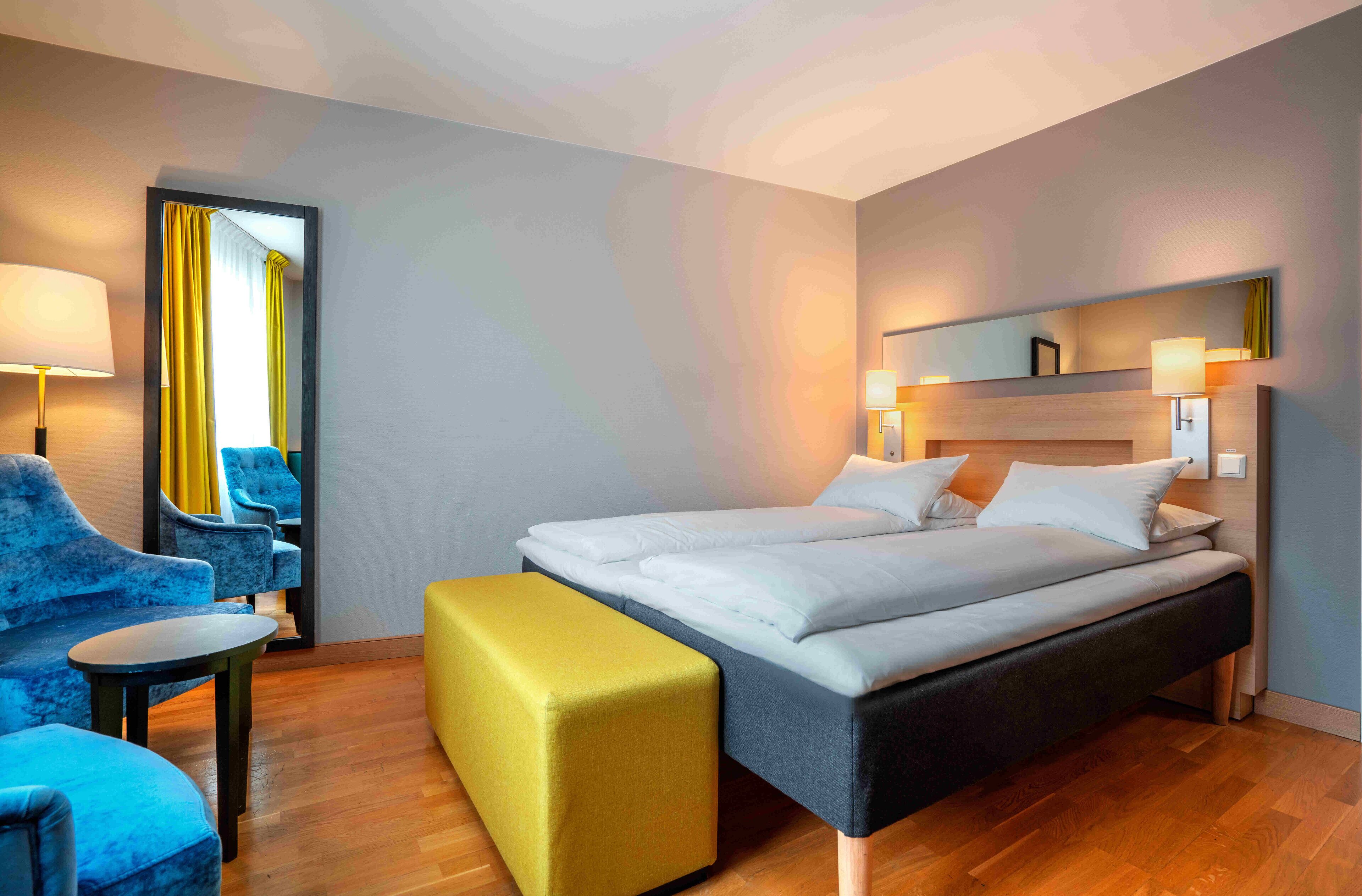 standard twin room, non smoking | pillow-top beds, minibar, in-room safe, desk