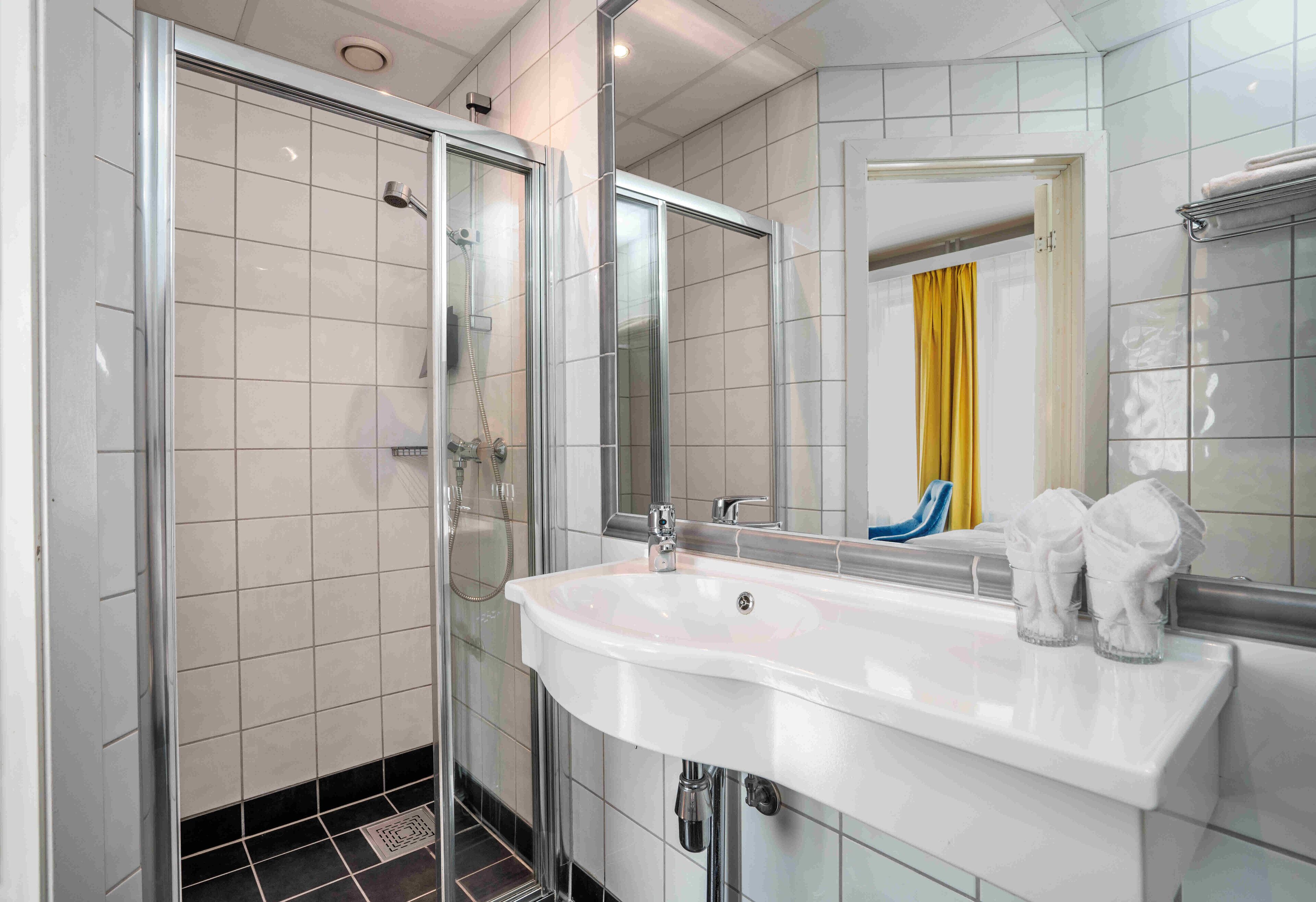 family room, 1 double bed, non smoking (standard) | bathroom | shower, free toiletries, hair dryer, towels