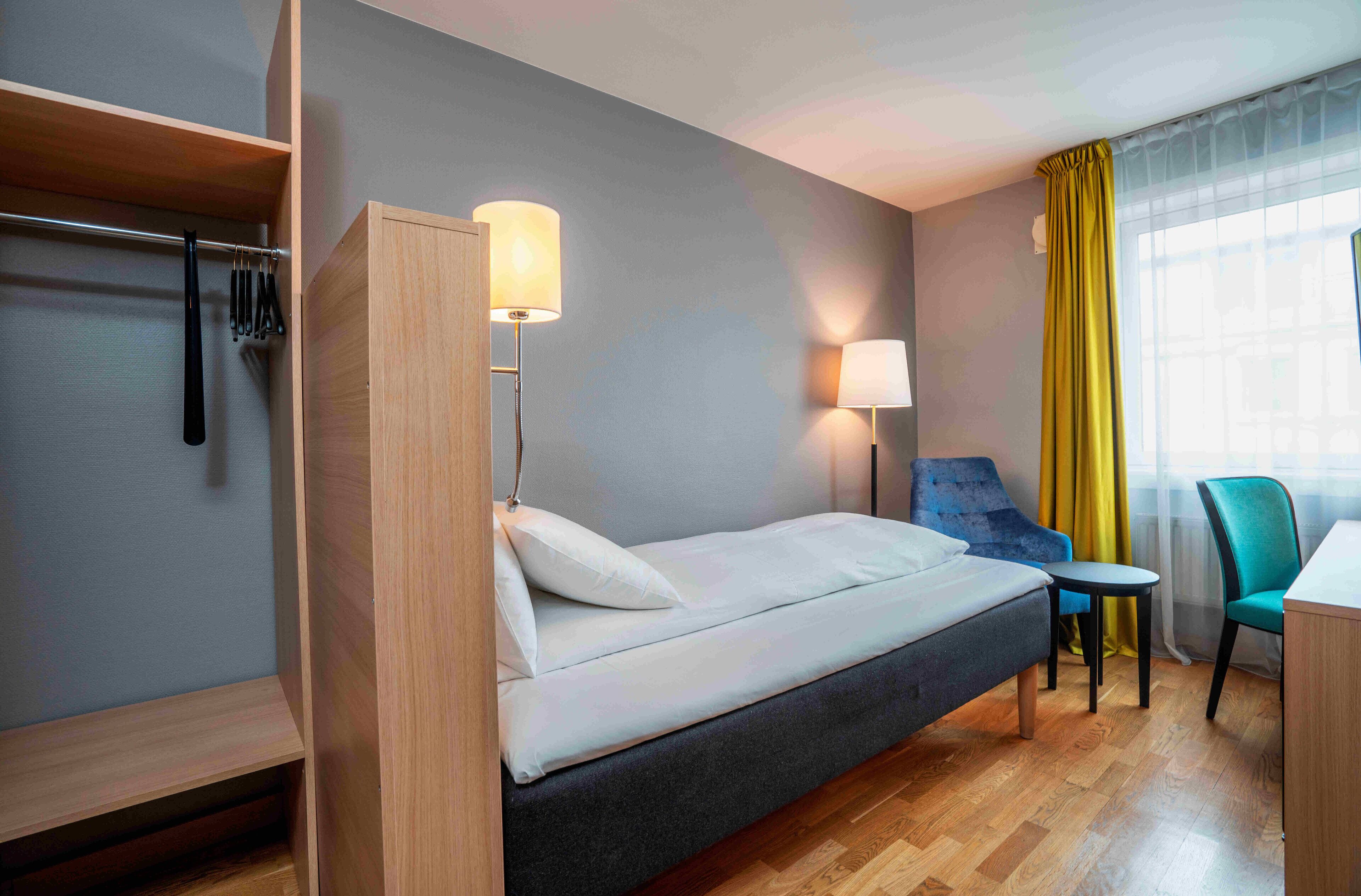 standard single room, non smoking | pillow-top beds, minibar, in-room safe, desk