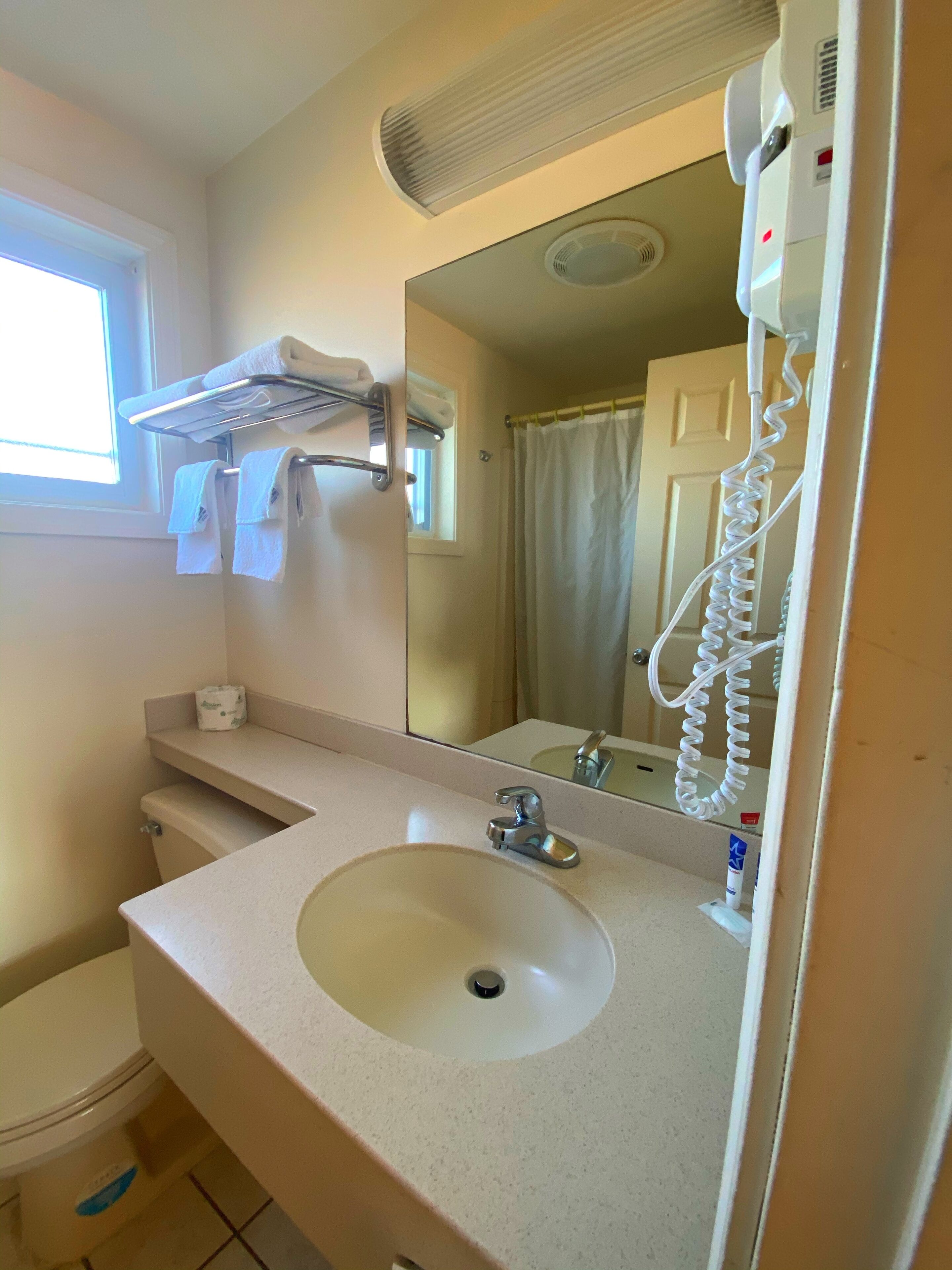 Habitación estándar, 1 cama Queen size, para no fumadores | Baño | Regadera, amenidades de baño gratuitas, secadora de cabello, toallas 