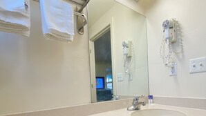 A bathroom with a sink, toilet, and a mirror. - Best Stay Inn - Manchester (Manchester)