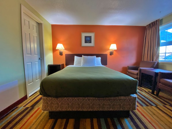 Standard Room, 1 Queen Bed, Non Smoking | 1 bedroom, desk, iron/ironing board, free WiFi
