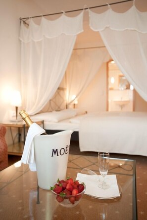 Minibar y caja de seguridad en la habitación 