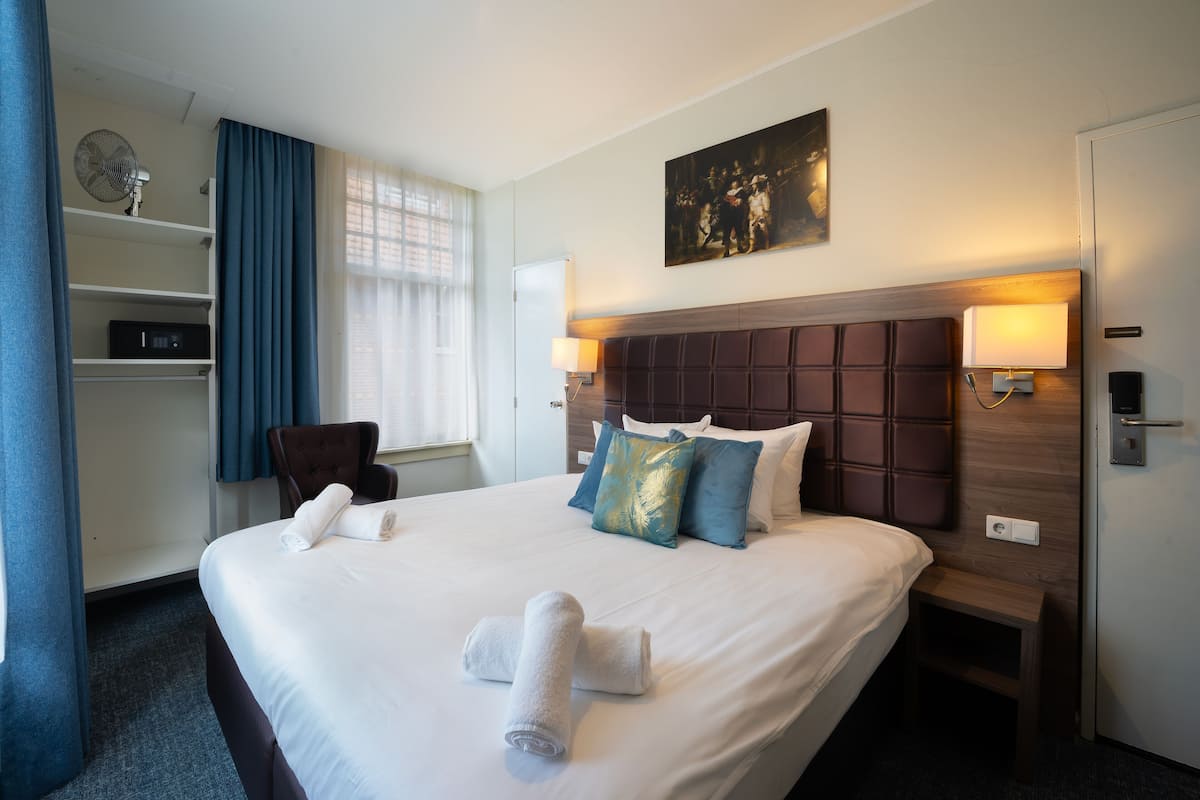 Premium bedding, in-room safe, individually decorated