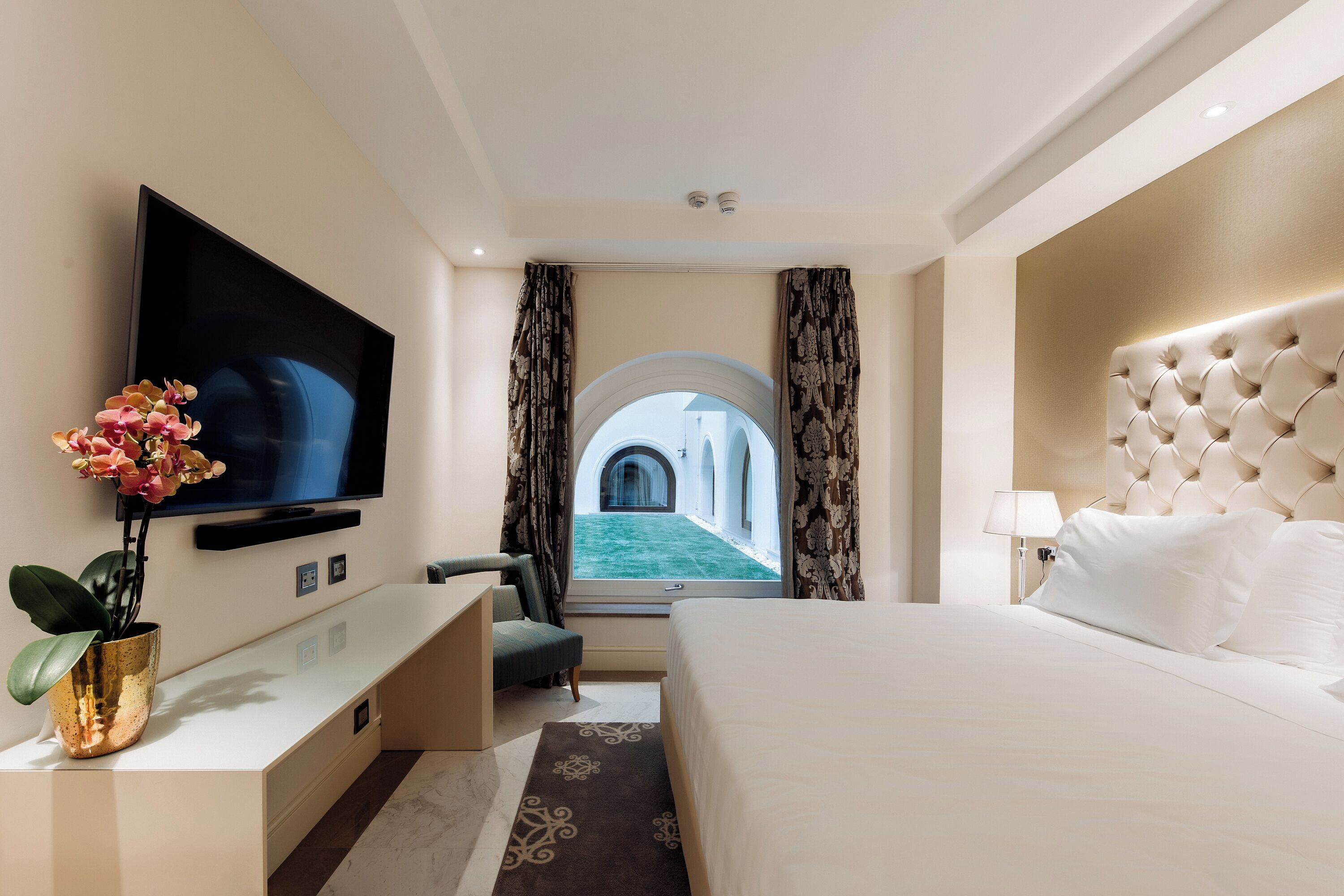 Rom, 1 kingsize-seng | Allergitestet sengetøy, senger med overmadrass og minibar