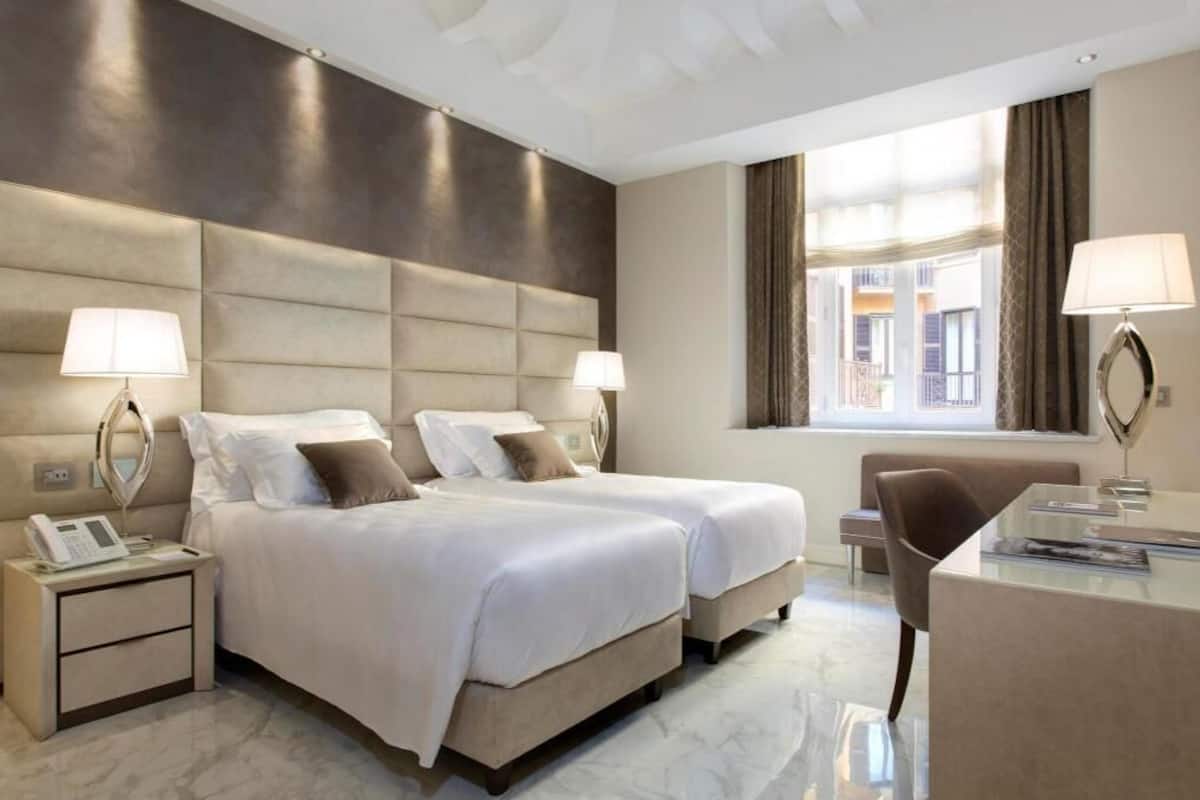 Literie hypoallergénique, surmatelas, minibar