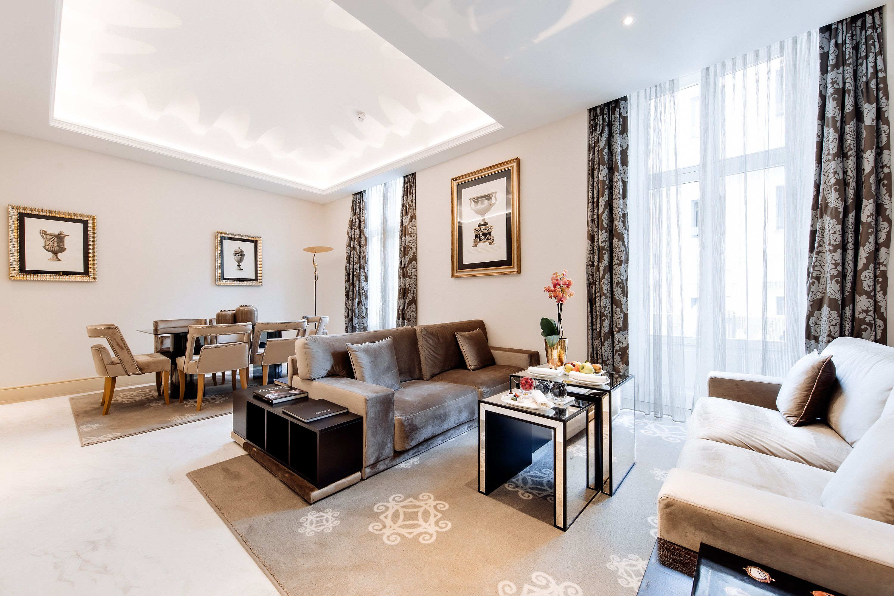 Suite (Augusto) | Living room | 40-inch flat-screen TV with satellite channels, TV, pay films