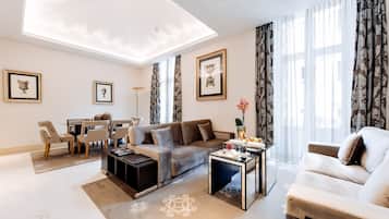Suite (Augusto) | Living room | 40-inch flat-screen TV with satellite channels, TV, pay films