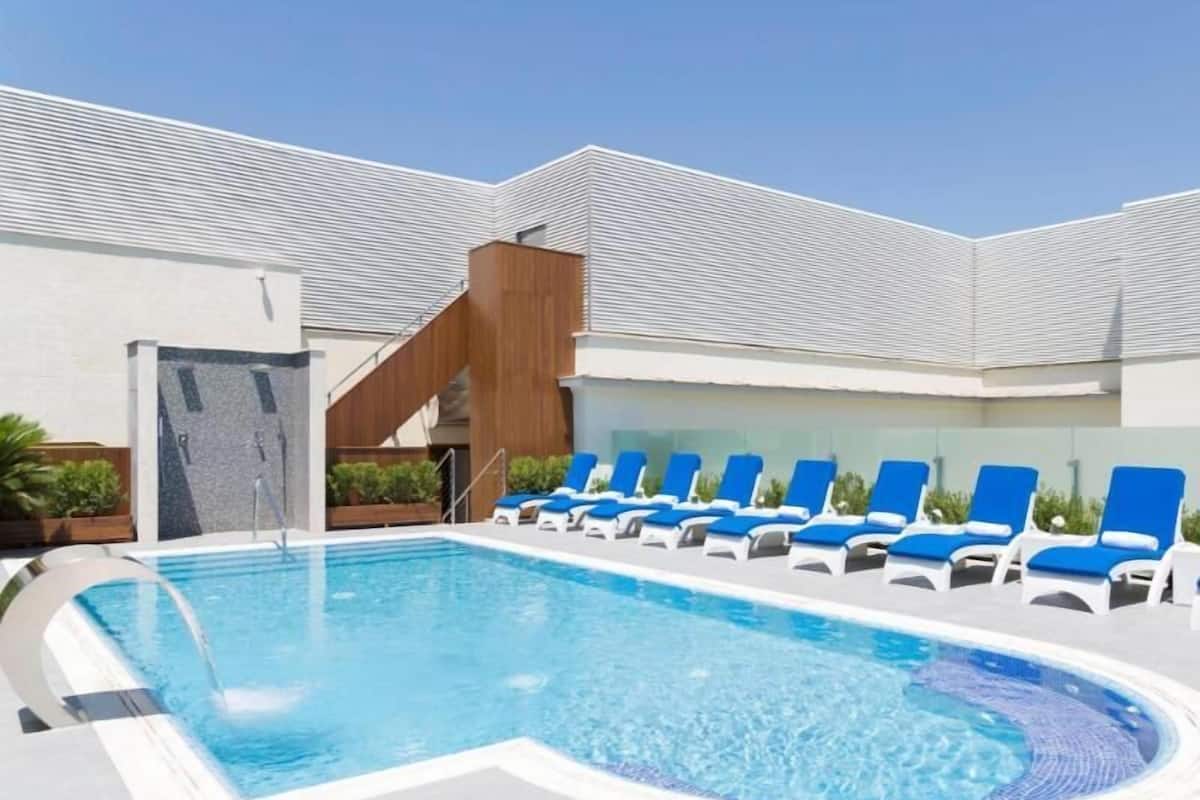 Piscine couverte, piscine extérieure (ouverte en saison)