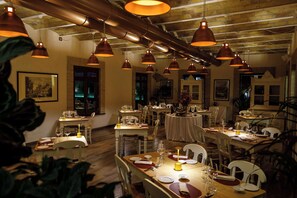 2 restoran, kahvaltı, öğle yemeği sunulur, İtalyan mutfağı 