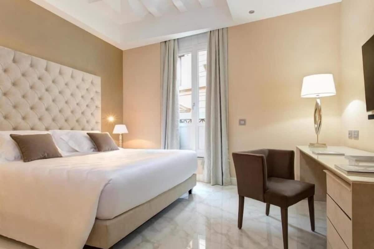 Literie hypoallergénique, surmatelas, minibar
