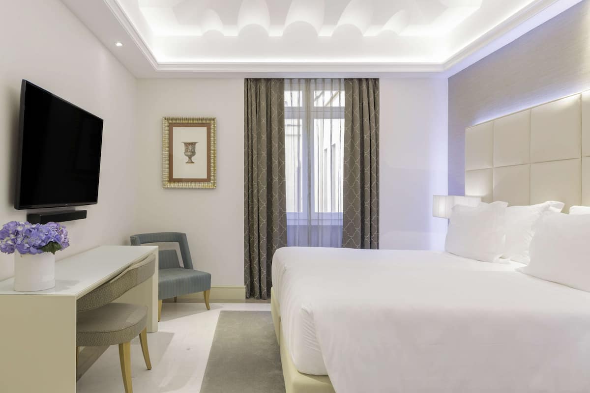 Deluxe Twin Room | 1 bedroom, hypo-allergenic bedding, pillow-top beds, minibar