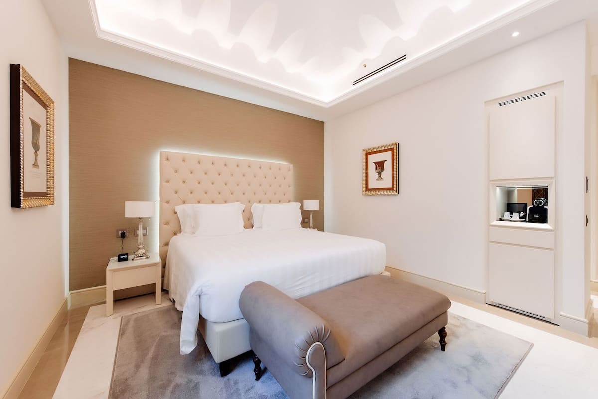 Literie hypoallergénique, surmatelas, minibar