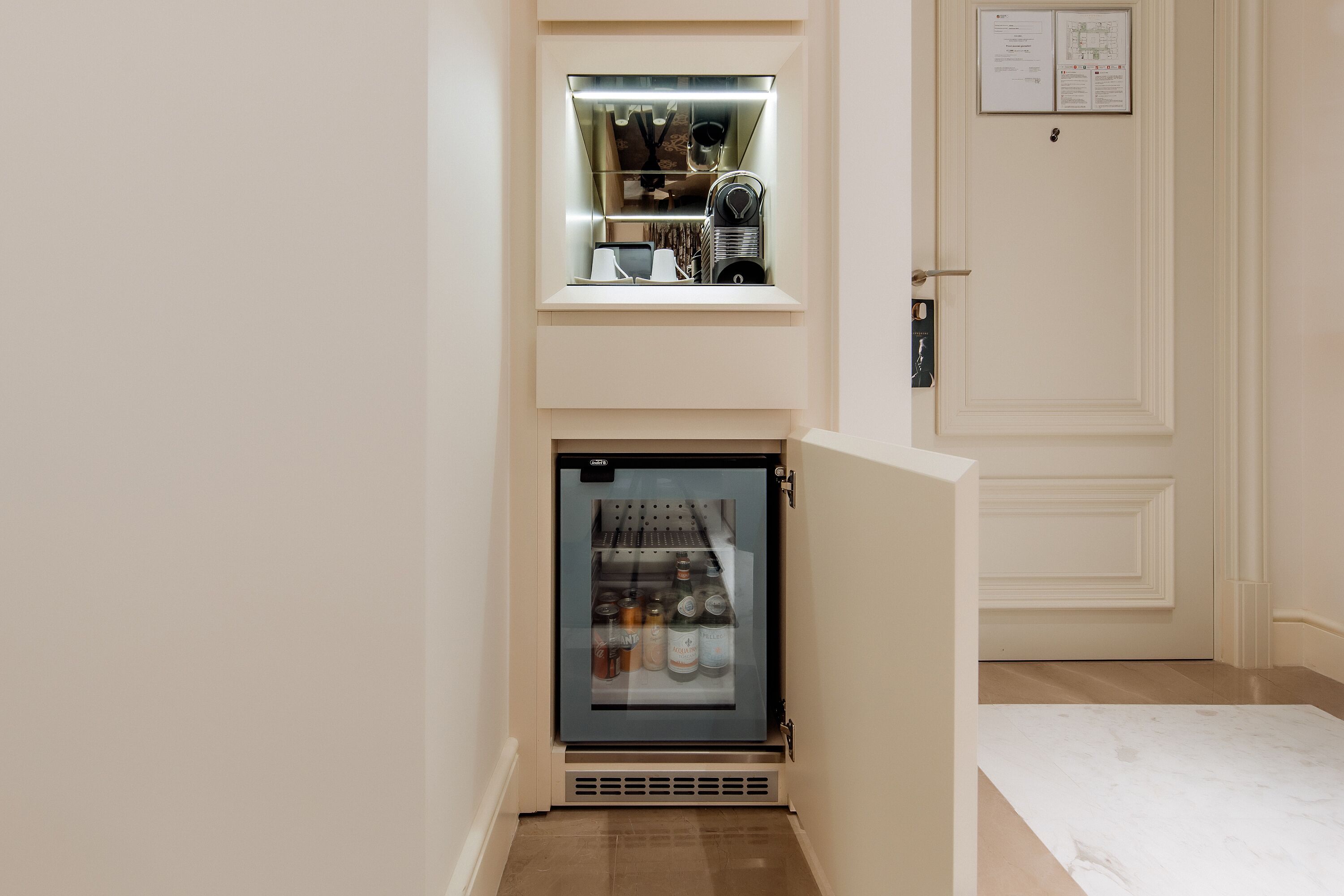 deluxe room, 1 king bed, accessible | minibar