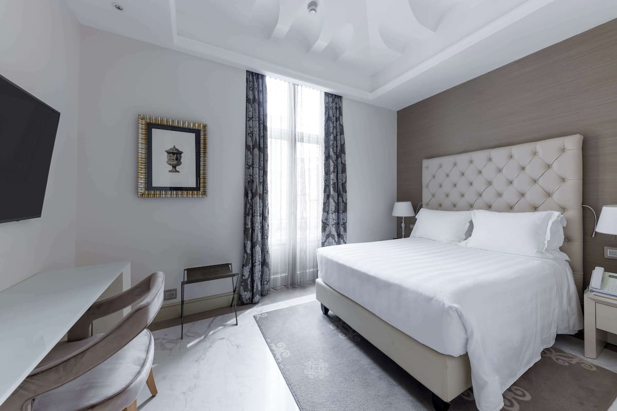 1 bedroom, hypo-allergenic bedding, pillow-top beds, minibar