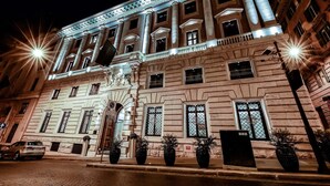 Ein historisches Gebäude mit klassischer Architektur, das Säulen und dekorative Elemente zeigt.