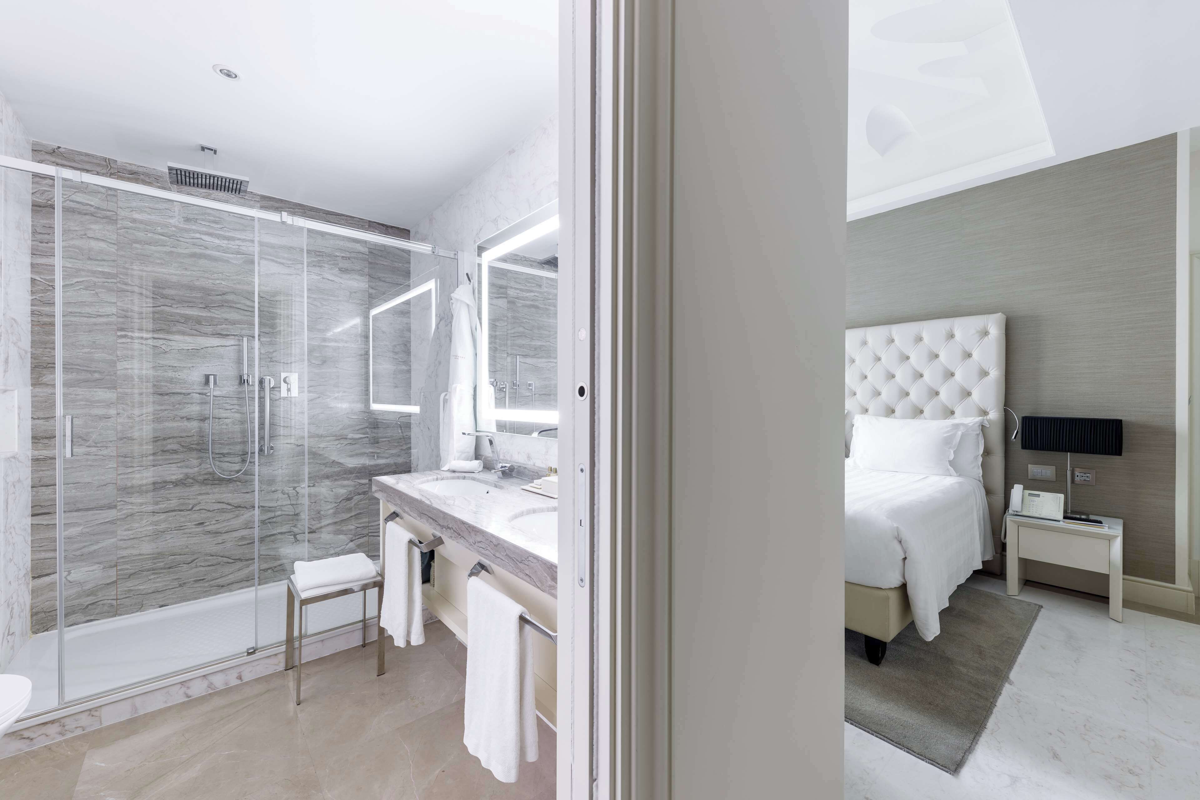 room, 1 king bed | 1 bedroom, hypo-allergenic bedding, pillow-top beds, minibar